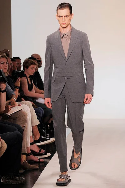 Look 16